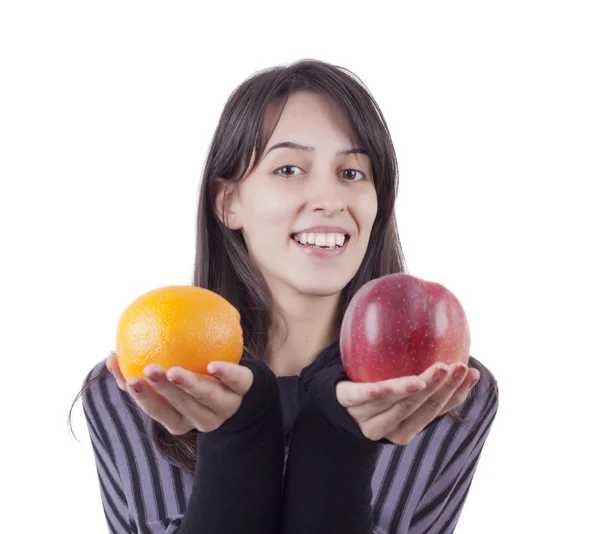 Dívka je drží jablko a pomeranč — Stock fotografie