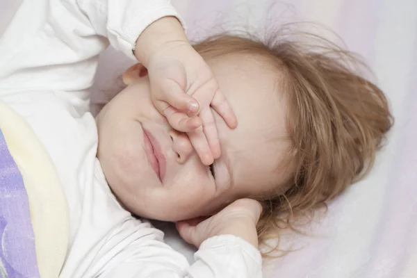 Bebê infeliz na cama — Fotografia de Stock