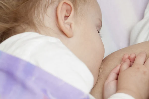 ベッドの中で赤ちゃん breastfeeded — ストック写真