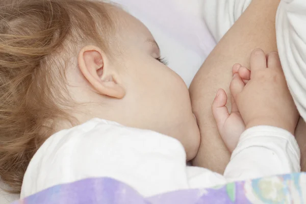 Baba breastfeeded az ágyban — Stock Fotó