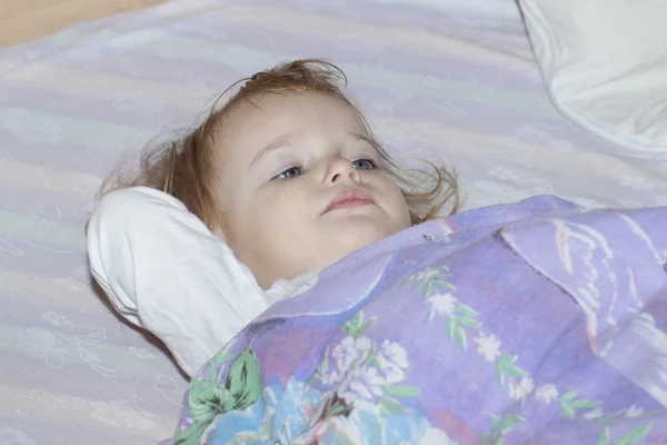 Ребенок просыпается в постели — стоковое фото