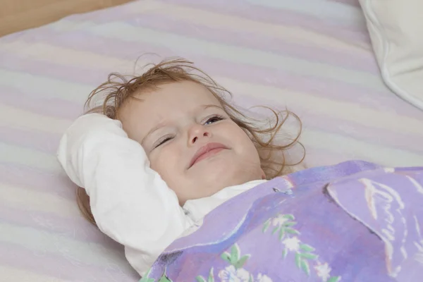 Missnöjd bebis i sängen — Stockfoto