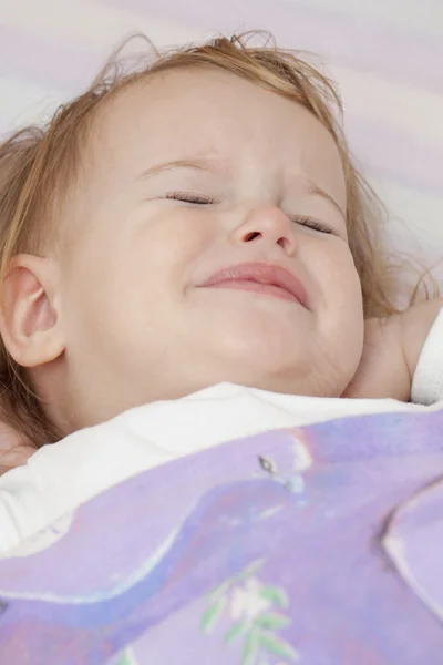 Нещаслива дитина в ліжку — стокове фото