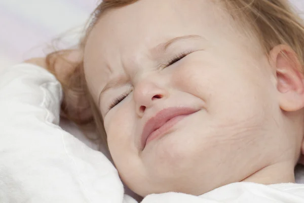 Нещаслива дитина в ліжку — стокове фото
