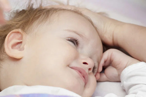 Bebê infeliz na cama — Fotografia de Stock