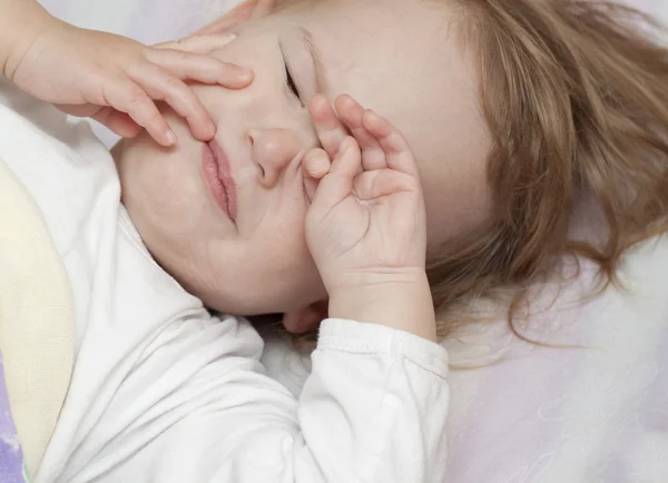 Missnöjd bebis i sängen — Stockfoto