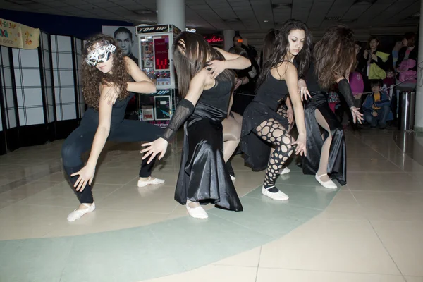 VELIKO TARNOVO, BULGARIE - 14 FÉVRIER : Ksani Dance spectacle — Photo