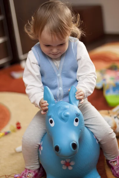 Barn ridning en leksak häst — Stockfoto