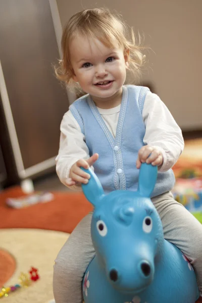 Dziecko na koniu zabawka — Zdjęcie stockowe