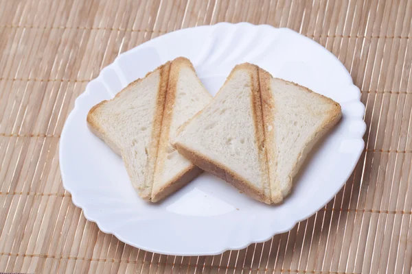 Pane tostato in un piatto — Foto Stock