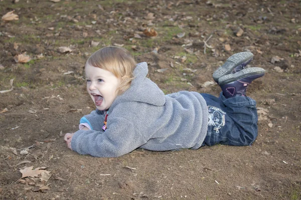 Dziewczynka gra w parku — Zdjęcie stockowe