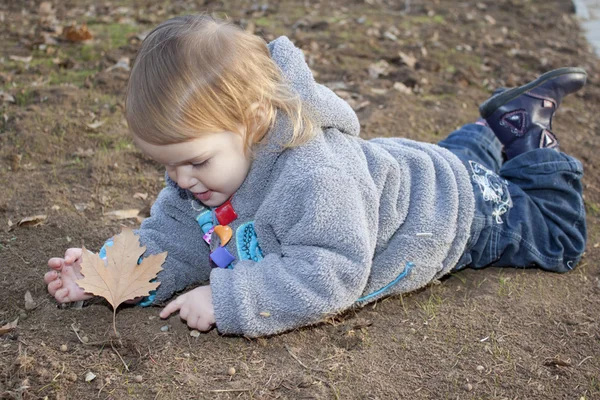 小さな女の子が公園で遊んで — ストック写真