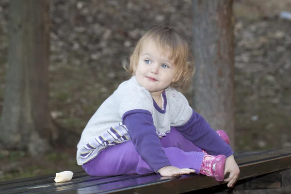 Meisje van de baby in een park — Stockfoto