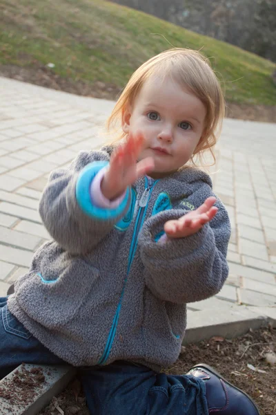 Petite fille jouant dans un parc — Photo