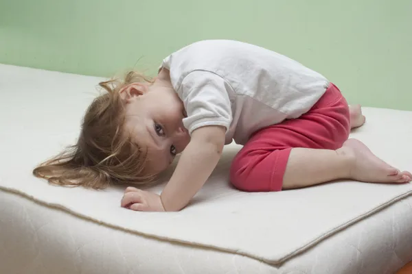 Baby yoga övning — Stockfoto