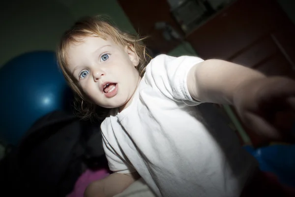 Странное выражение лица ребенка — стоковое фото