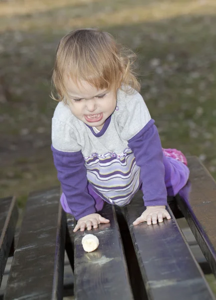 Дитяча дівчинка в парку — стокове фото