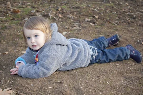 Klein meisje spelen in een park — Stockfoto
