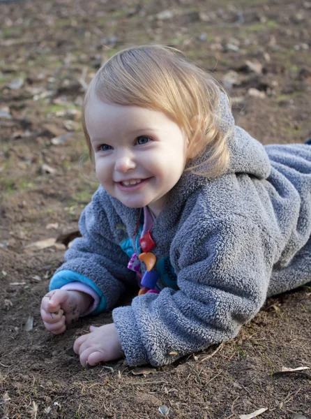 A kislány egy parkban játszanak — Stock Fotó