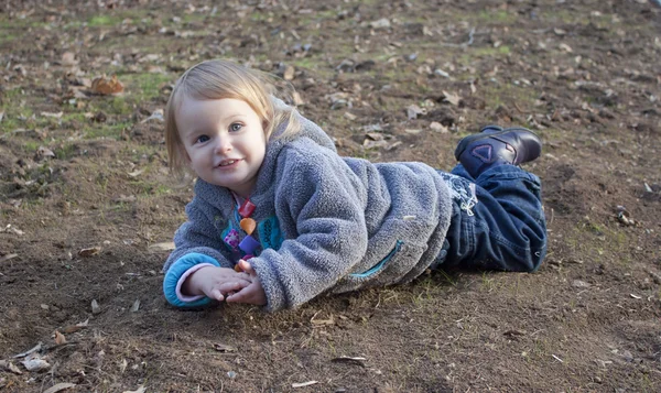 Malá holčička hraje v parku — Stock fotografie