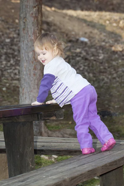 Meisje van de baby in een park — Stockfoto
