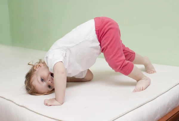 Baby yoga övning — Stockfoto