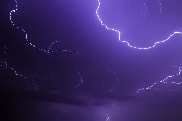 Blitz erhellt den Nachthimmel — Stockfoto
