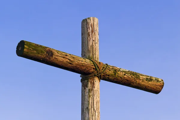 Robustní dřevěný kříž a modrá obloha — Stock fotografie