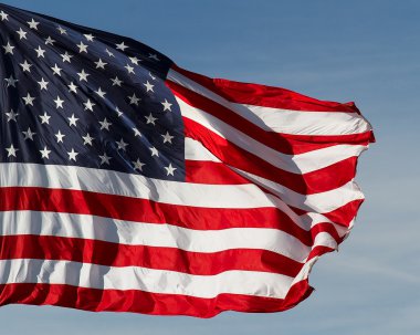 ABD bayrağı esintiyle akan