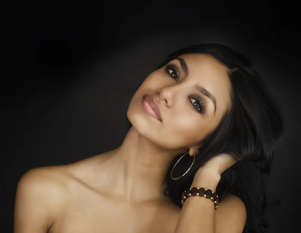 Sexy verleidelijke exotische slanke mooie jonge vrouw — Stockfoto