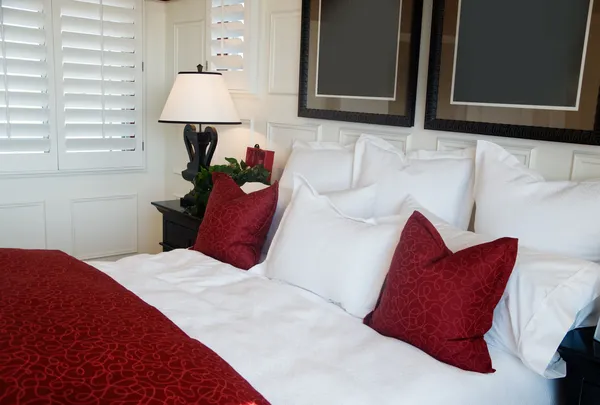 Красивая спальня с жалюзи — стоковое фото