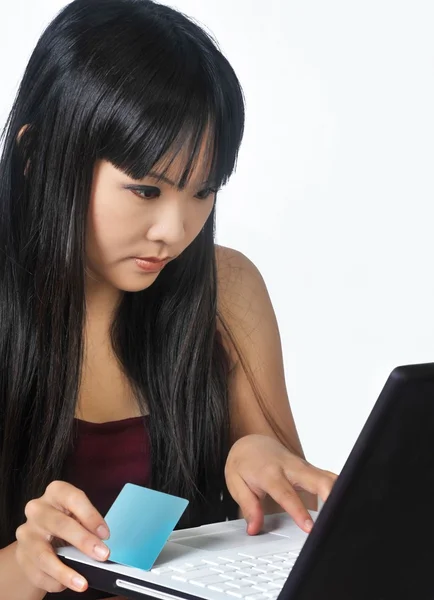 Жінка використовує кредитну картку для покупки онлайн — стокове фото
