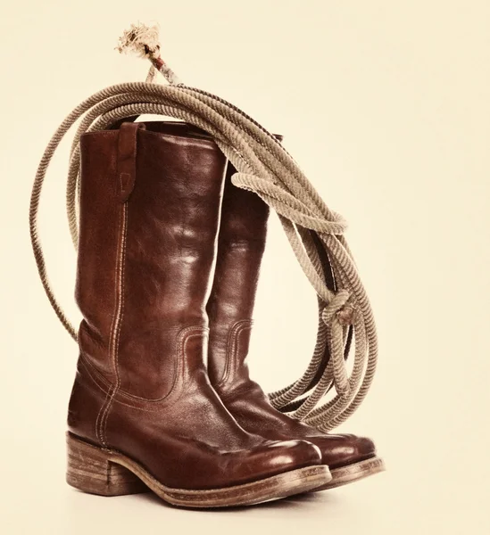 Botas de cowboy marrom e um laço — Fotografia de Stock
