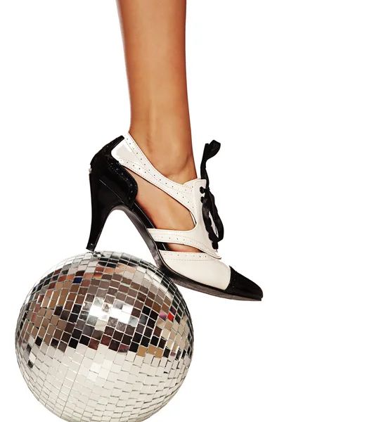 Tanzschuh auf Discokugel — Stockfoto