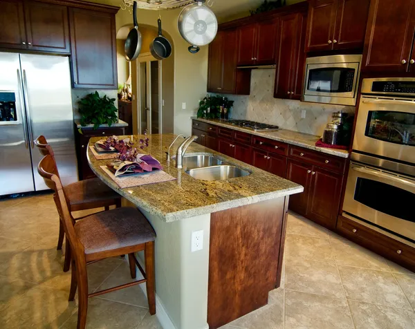 Cozinha com balcão ilha de granito — Fotografia de Stock