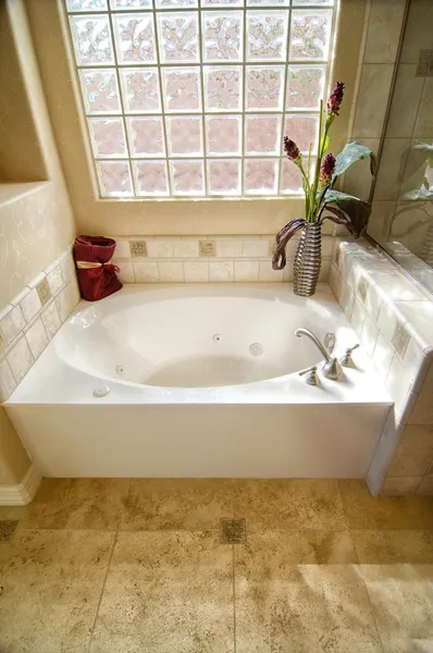 Cuarto de baño con bañera y pared de ladrillo de vidrio —  Fotos de Stock