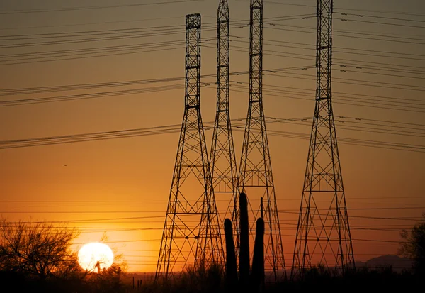 Power lijnen op zonsondergang in az woestijn — Stockfoto