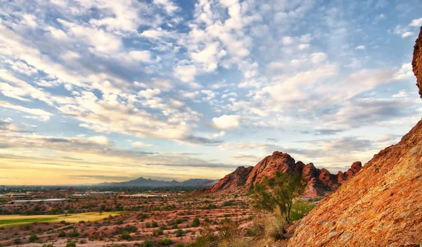 붉은 바위 buttes 있는 사막 풍경 — 스톡 사진
