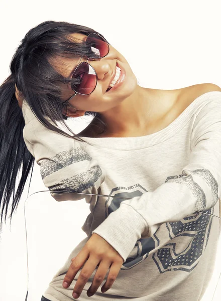Güzel moda kadın güneş gözlüğü takıyor — Stok fotoğraf