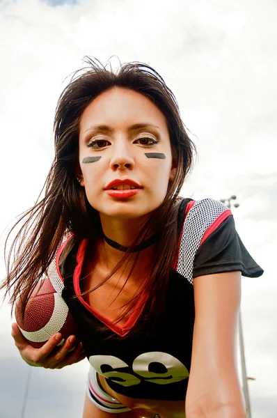 Jonge vrouw Amerikaans voetbal kleding dragen — Stockfoto