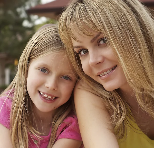 Lykkelig mor og datter – stockfoto