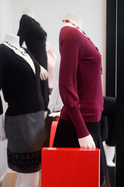 Janela de exibição Boutique na loja de varejo de moda — Fotografia de Stock