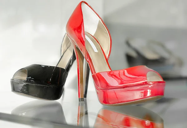 Женская обувь в магазине — стоковое фото