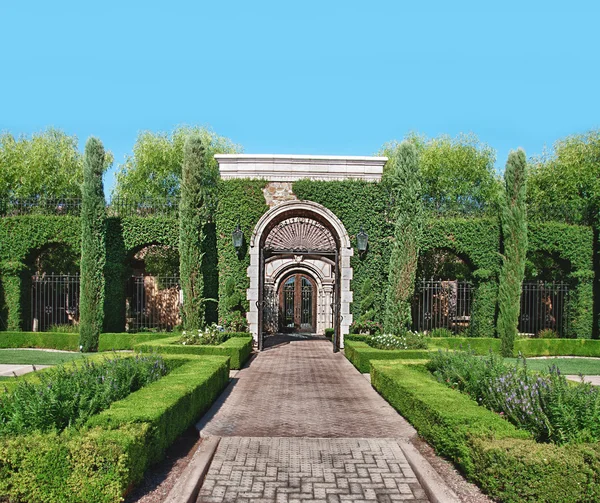 Beautiful landscaped garden venue — Stock Photo, Image