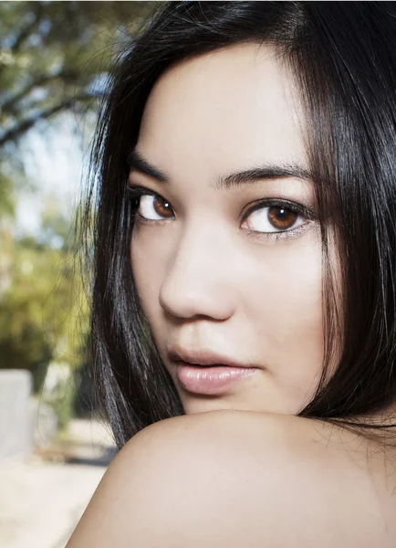 Belle jeune femme asiatique — Photo