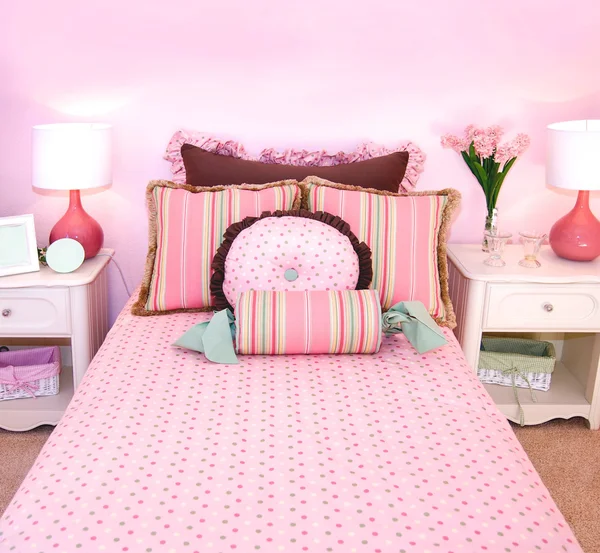 ピンクでかわいいベッドルーム — ストック写真