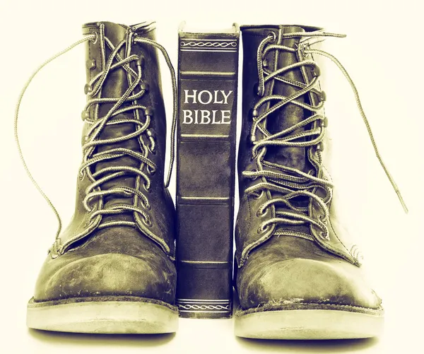 Bibeln och stövlar Stockfoto