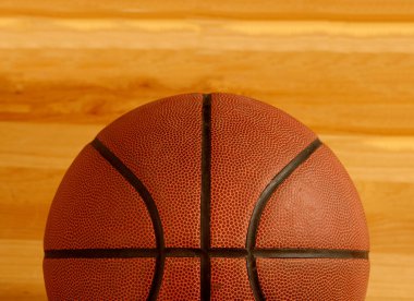baloncesto en piso de corte de madera dura