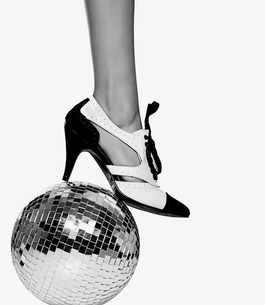 Scarpa da ballo su disco ball — Foto Stock