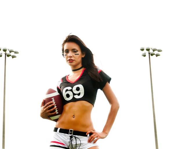 Jovem mulher vestindo roupa de futebol americano — Fotografia de Stock
